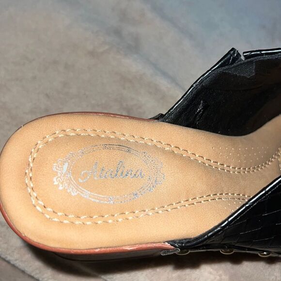 ✨ NWOT✨ATALINA FAUX LEATHER WOVEN PATTERN STUDDED HEELED CLOGS✨ - Picture 9 of 9